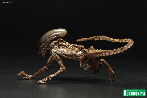 alien-3-koto-dog-alien-statue-003